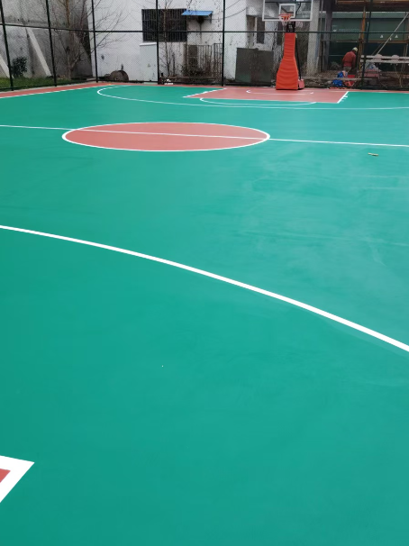 鲁甸 球场长期使用易出现地面开裂